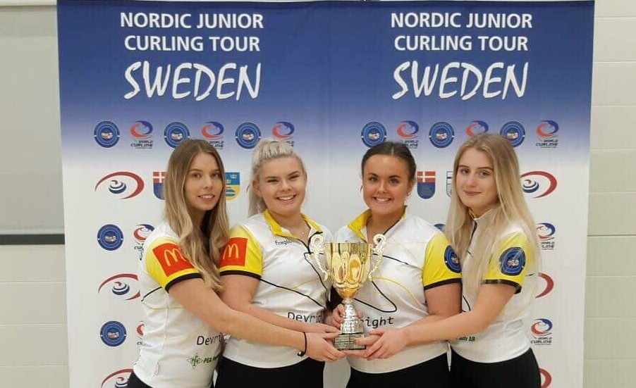 Mjölby AI:s curlinglag vann turneringen i Karlstad. På bilden ses från vänster Emma Landelius, Mikaela Altebro, Emma Moberg och Rebecka Thunman. 