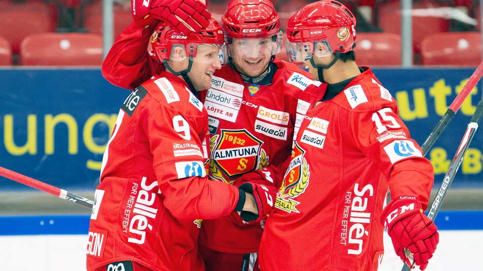 Glada miner efter Tony Mårtenssons, t v, mål. Han klappas om av Tobias Liljendahl och Marcus Karlström.