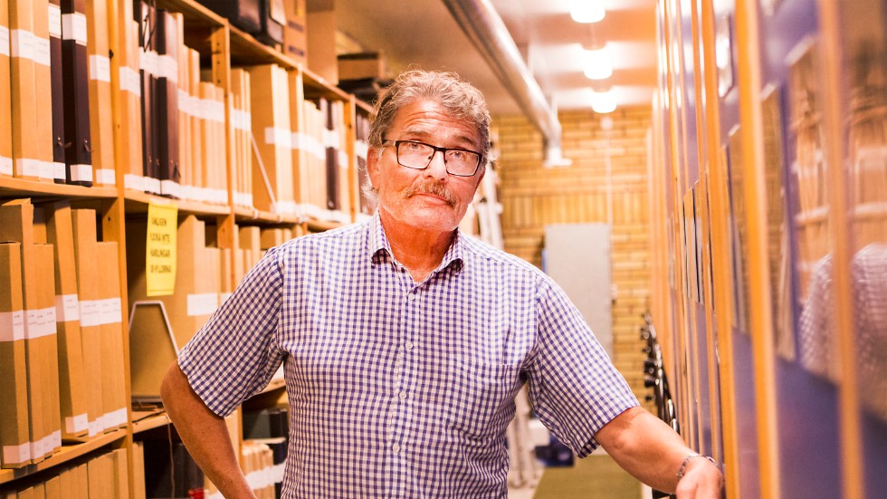 Roland Blomkvist arbetar på Katrineholms kommunarkiv och berättar i Katrineholms-Kuriren om bilder som finns i arkiven. Privat är han en litteraturälskare som hyr en extra lägenhet åt sin boksamling.