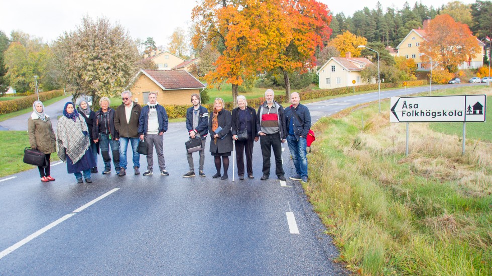 Representanter från Åsa folkhöskolas personal och elever, samt sockenrådet i Valla-Sköldinge, träffas och inspekterar vägen som eleverna går från bussen till skolan.