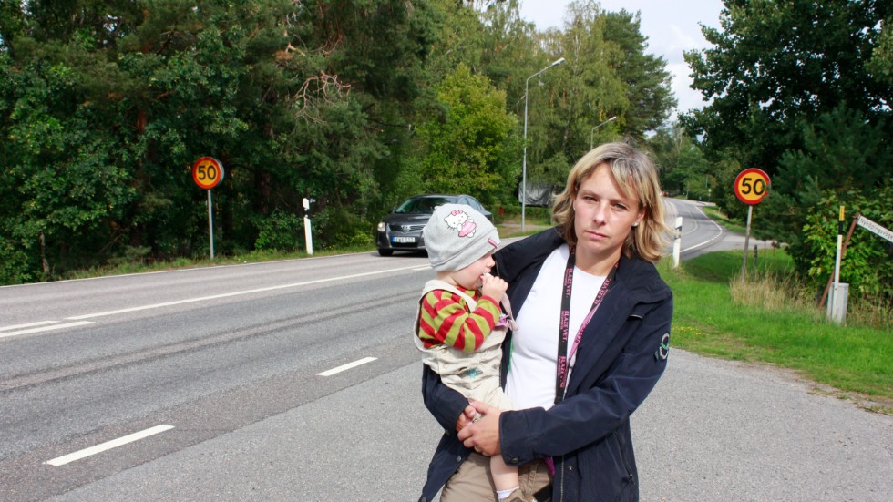 För ett drygt år sedan skrev kuriren om Centerpartisten och Sparreholmsbon Jenny Hammarlunds oro för trafikförhållandena vid busshållplatsen Åsen.