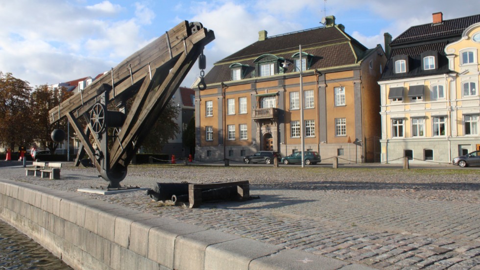 Här ses kopian av originalkranen  från kanonkajen i Fiskeby och framför ligger tre kanoner från 1600-talet, tillverkade i Finspång.