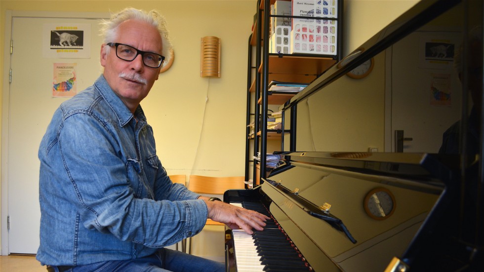Göran Friman är musiklärare med gedigen utbildning och erfarenhet, och syns och hörs också i Vadstena Nya Teaters ensemble, mest som musiker men även som skådespelare.