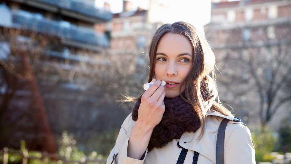 Under höst och vinter kan läpparna behöva extra omsorg och skydd mot kyla och torr luft. Vi har testat läppbalsam i olika prisklasser och funnit att även billigare cerat kan ha vårdande egenskaper – i alla fall för stunden.