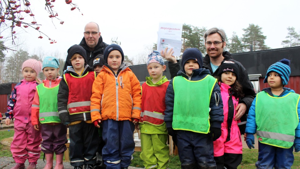 Förskolelärarna Morgan Karlsson och Per Larsson tillsammans med några av barnen på Lekebergas förskola, efter att ha tilldelats årets miljöstipendium.