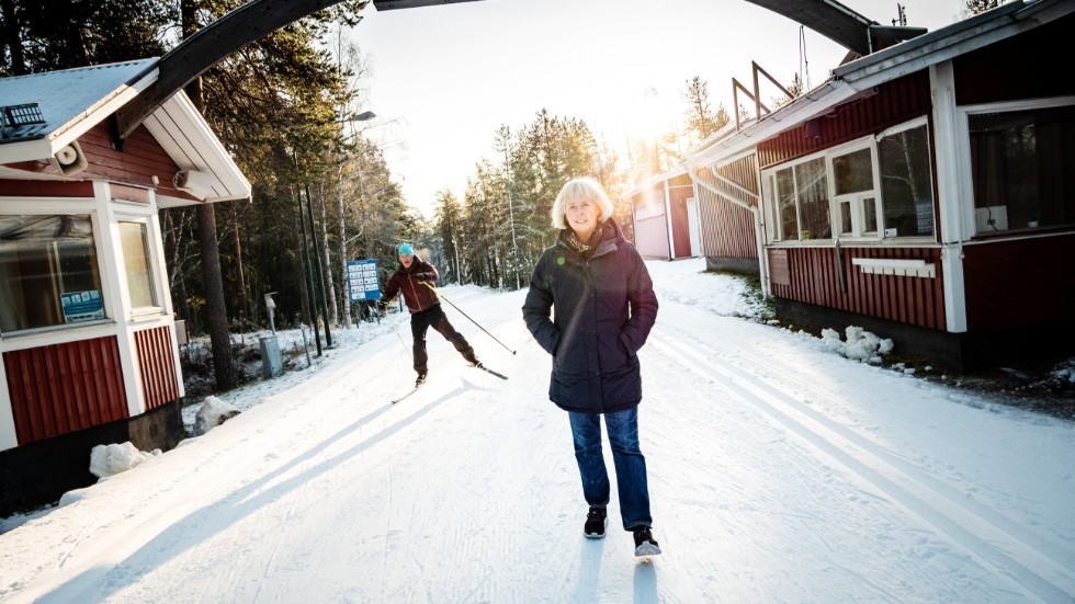 Undersköterskan Gerd Karlsson, 54, frågade Luleå kommun hur hon gör för att fakturera kostnaden för spåravgiften till hennes arbetsgivare Region Norrbotten. Men märkligt nog går det inte.