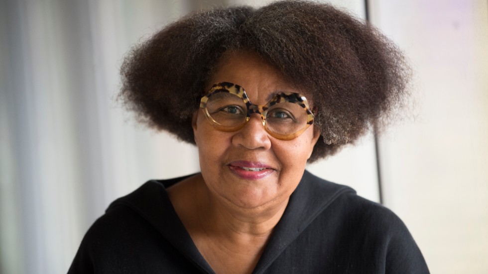 Jamaica Kincaid är född 1949 på den lilla karibiska ön Antigua. Som tonåring emigrerade hon till USA. Hon är författare samt litteraturprofessor vid Harvard.