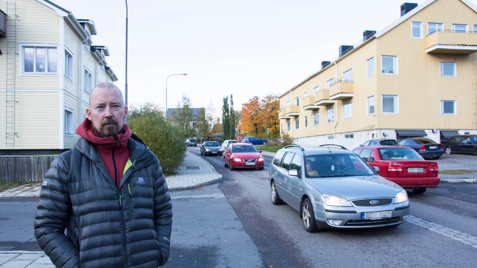 Niklas Vågelind har jobbat som trafikskolelärare i många år. Även om det har blivit mycket bättre så bedömer han att Luleåförarna fortfarande är bland de sämsta i Sverige på att hålla på regeln. 