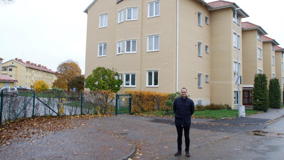 Andreas Ersson, kontorschef på Fastighetsbyrån i Strängnäs, besöker raketgatan nummer ett i kommunen, Larslundavägen.