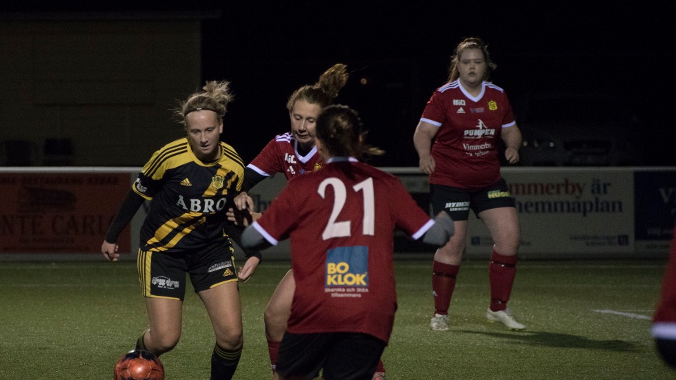 Molly Gustavsson, här i duell med en Gullringenspelare, gjorde 2-0-målet för VIF C.