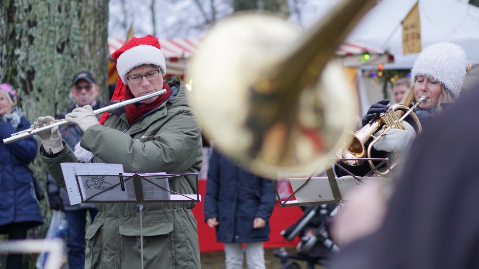 Frälsningsarmén samlade ihop en blåsorkester förra året som spelade julmusik i Stadsparken. I år kommer julmarknaden att hållas på torgen i stan. 