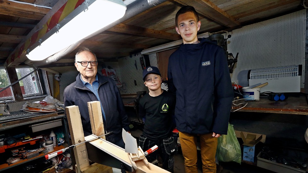 Heinz Dlouhy, Olof Backman och Pontus Wendt i Motala Segelsällskaps källare som åter blivit en plats för bygge och reparationer av båtar. 
