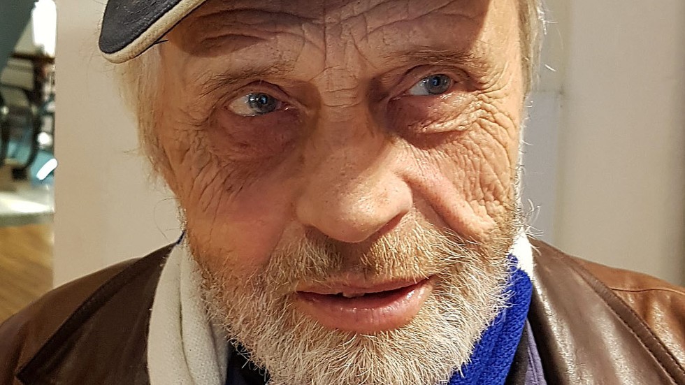 Snart 70 år fyllda fortsätter Ronald Lyckhagen sitt arbete. Inte minst för att det ger honom en hel del socialt. I snart 27 år har han sålt lotter på stan. "Jag tar ett år i taget" säger han.