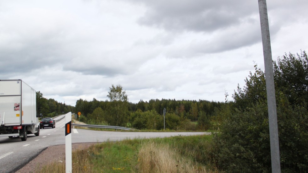 Tomt på stolpen. Trafikverket har plockat ner vägvisningsskylten mot Brantestad/Frödingehult på riksväg 40.