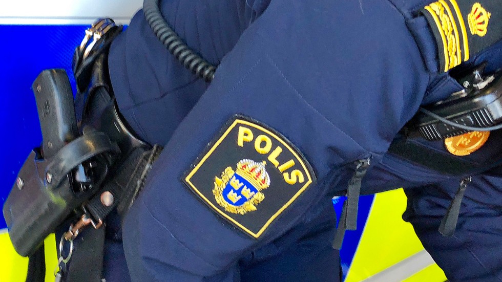 En körkortslös kvinna i bil stoppades av polis på Gorsingeholmsvägen.