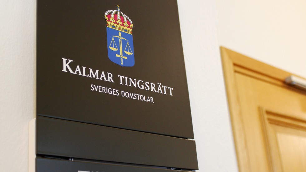 Kalmar tingsrätt häktade på fredagen en 40-åring från Västerviks kommun för två rån i Vimmerby för en vecka sen.