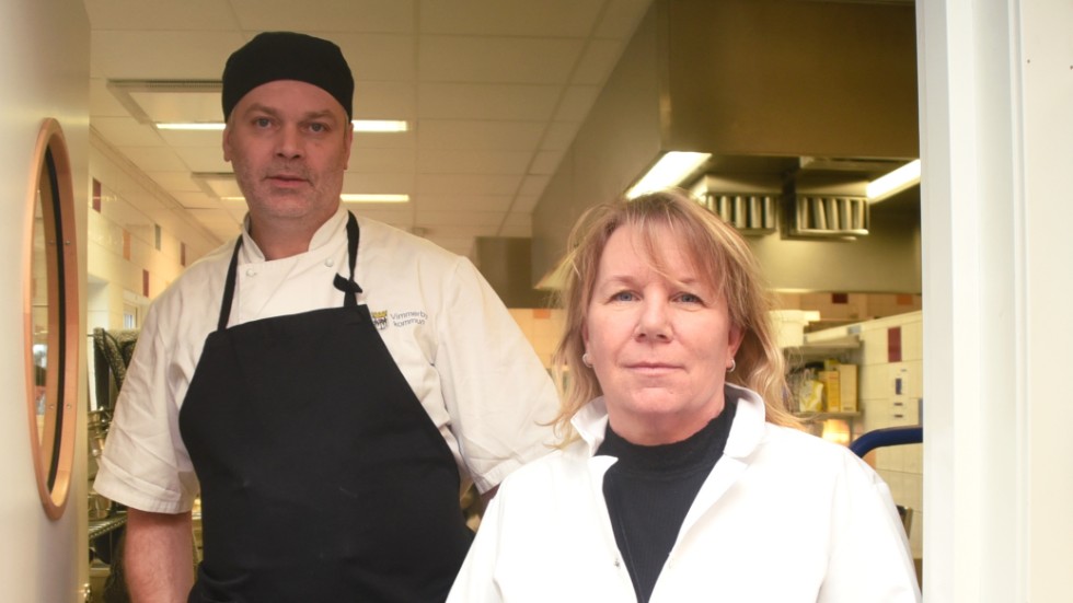 Områdeschef Conny Linder och Sofia Andersson som är chef på kost och lokalvårdsenheten i Vimmerby kommun som har börjat använda vildsvinskött.