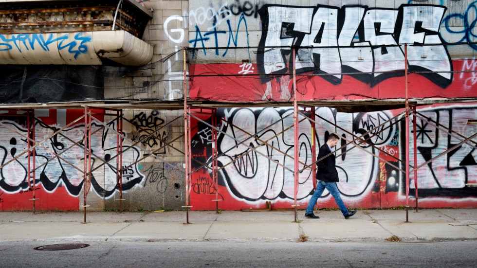 Osanerat klotter signalerar ofta en stad i kris. Bild från konkursens Detroit.