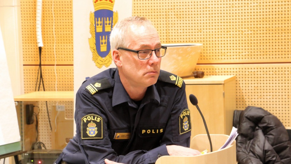 Polisen är förtegna om det misstänka mordet i Storebro. "Utredningen fortgår" säger Robert Loeffel. 