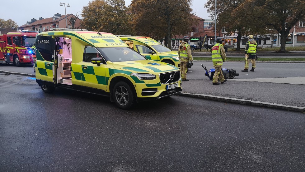 Räddningstjänst och ambulans på plats efter olycka på Gamla Övägen i Norrköping.