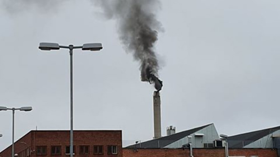 Svart rök från kraftvärmeverket väckte många frågor.