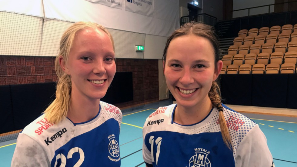 Det var tungt att förlora för Motala HK mot grannen Vadstena HF. Men roligt att kunna skapa fest i Motala sporthall. Här MHK-systrarna Linnea och Emelie Aspholm.