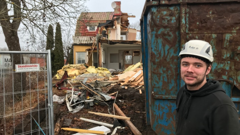 Robin Wiklund sorterar byggmaterial från de rivna husen. "Det är den mest tidskrävande biten och är inte jättespännande", konstaterar han.