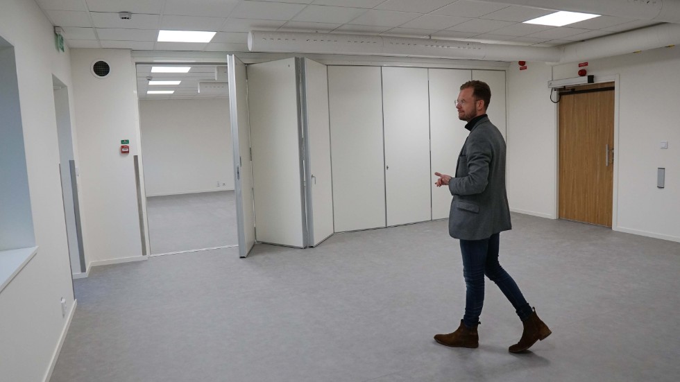 Håkan Apelgren visar upp den nya samlingssalen. 100 kvadratmeter som kan delas av med en vikvägg.