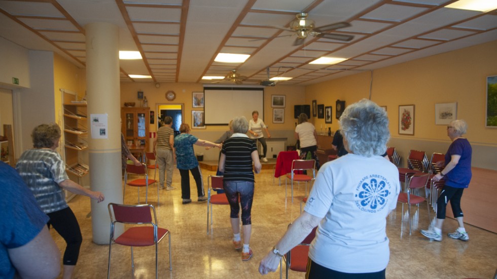 Många av kommunens äldre besöker PRO-lokalen varje vecka för att träna sitt- och stågymnastik. 