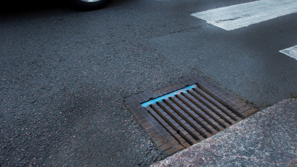 Läsare har hört av sig och undrar varför vissa brunnar på Norrköpings gator är markerade med blå färg.