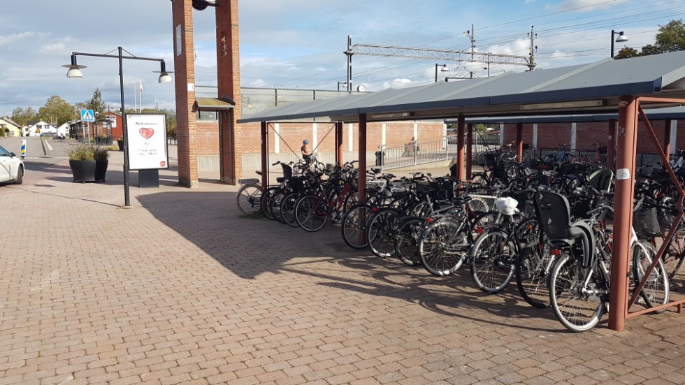 Här vid Mantorps station kommer kommunen att sätta upp nya cykelställ med bygel att låsa fast ramen. Det blir senare även bättre belysning.