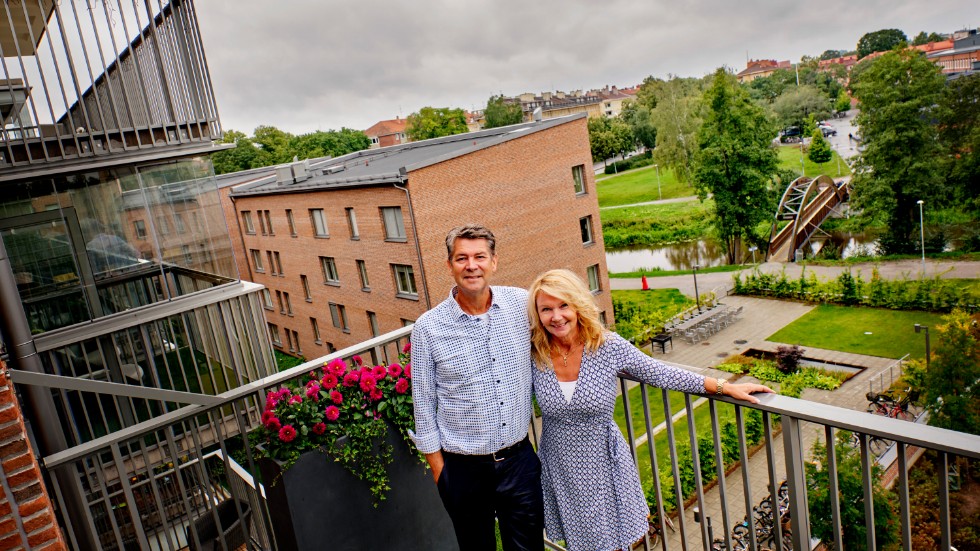 Thomas och Anneli Sonesson var färdiga med villaliv – nu  har de bott i lägenheten vid Fyrisån i två år. 