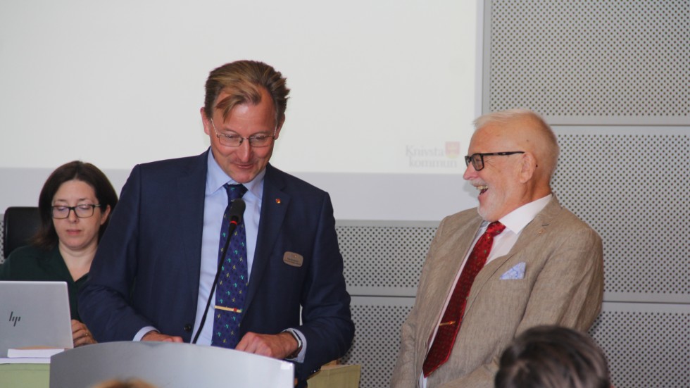 Nuvarande fullmäktigeordföranden Klas Bergström tackar av sin företrädare Kenneth Gunnar, som var ordförande i åtta år. Det är det längsta hittills i Knivsta kommun som bara funnits i knappt 17 år.
