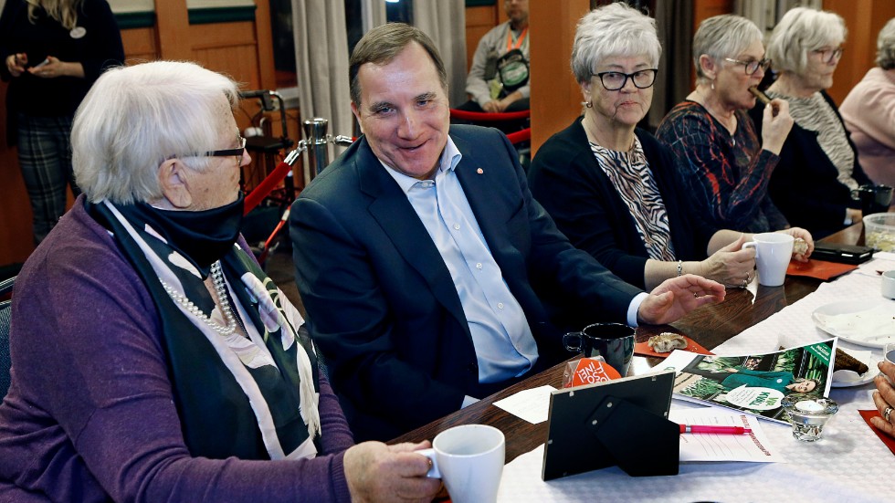 Stefan Löfven träffade S-kvinnorna i Motala, bland annat Birgitta Rundgren, ordförande sedan 40 år.
