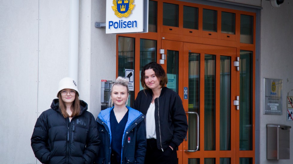 Delar av UNG-redaktionen åkte till Piteå polisstation för att få veta mer om polisyrket och dess utmaningar. Maja Isaksson, Elin Eriksson och Sanna Bengtsson fick en rundtur.
