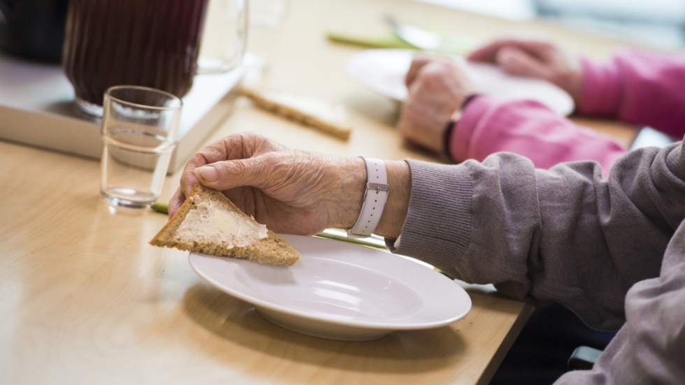 Insändarskribenten påpekar vikten av gemenskap kring måltiderna för Motalas äldre. 