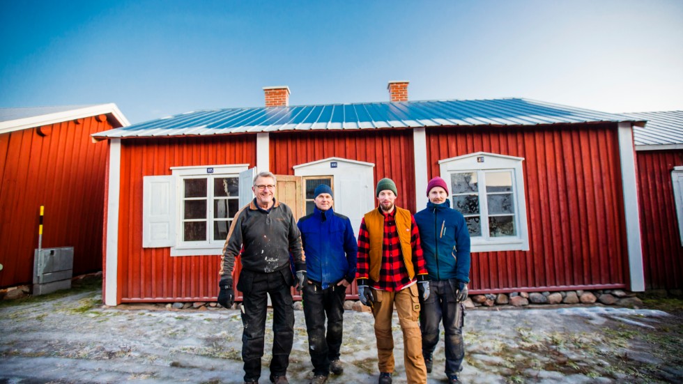 Timmerhantverkarna Kent Åström, Viktor Svartling, Alexander Engelmark och Kent Vesterlund kan känna sig nöjda med slutresultatet. Trekammarstugan var fallfärdigt när arbetet startade för tre år sedan.