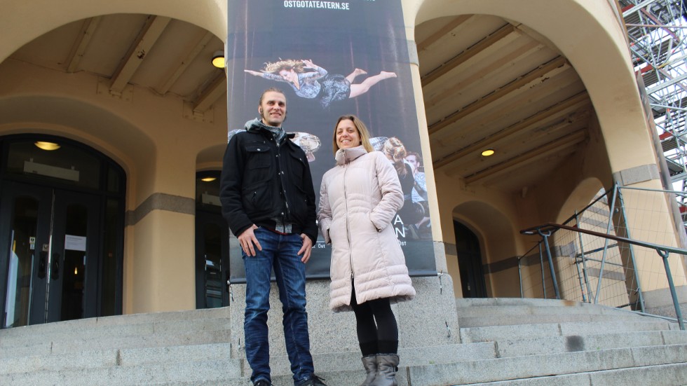Mattias Lindström och Magali Bancel ser fram emot nypremiären på Stora teatern. "Det är jag som svävar där", säger Magali om vepan i bakgrunden.