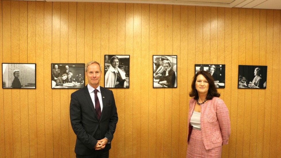 FN-ambassadör Olle Skoog och utrikesminister Ann Linde invigde nyligen ett rum i Agda Rössels namn vid svenska FN-representationen i New York.