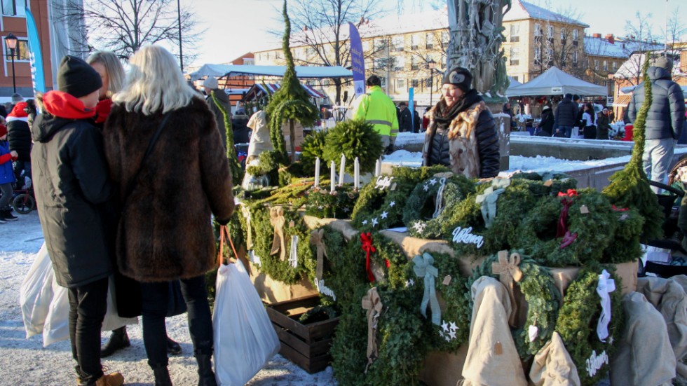 Jenny Törnlund från Örsundsbro sålde egentillverkade kransar på Lions julmarknad på Stora torget på lördagen. På söndagen väntade julmarknad i Hammarskog.