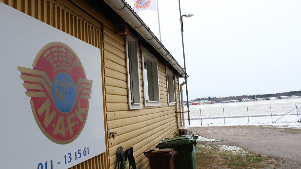 Norrköpings automobil- och flygklubb, NAFK, norr om flygfältet.