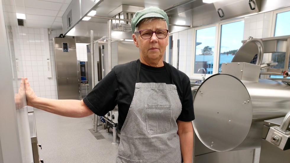 Ammi Adolfsson, kokerska, har jobbat på Solgården i 39 år. Hon ser fram emot att börja jobba i det nya köket. "Det tidigare var trångbott. Det nya kommer bli jättebra" säger hon.