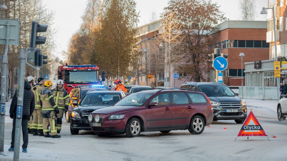 En kollision mellan två bilar ägde rum vid lunchtid på tisdagen i centrala Piteå.