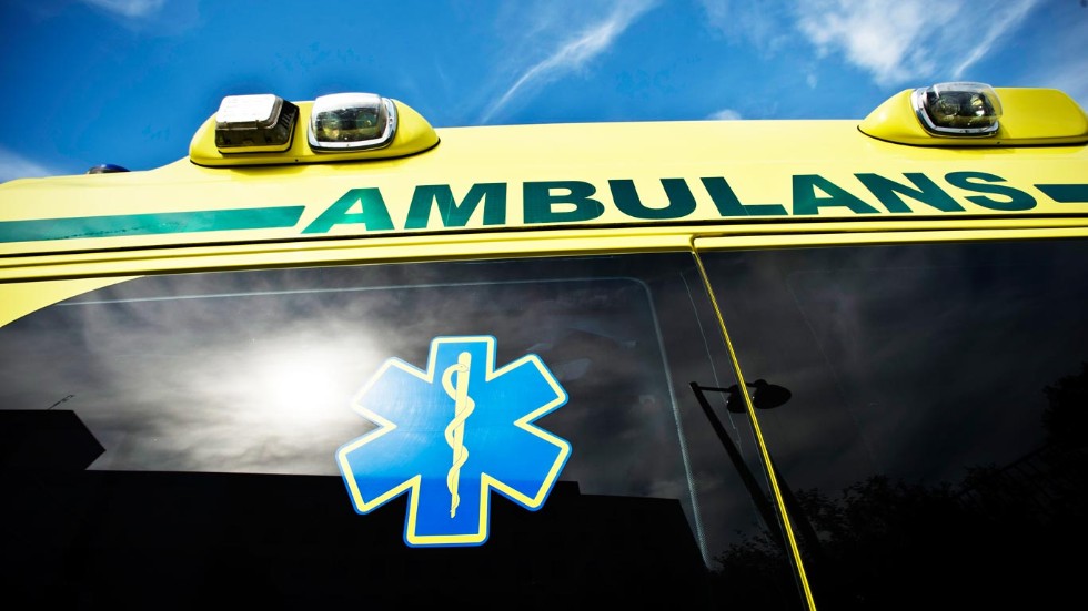 Cyklisten, en man i 55-årsåldern, fick föras till Mälarsjukhuset med ambulans efter olyckan.