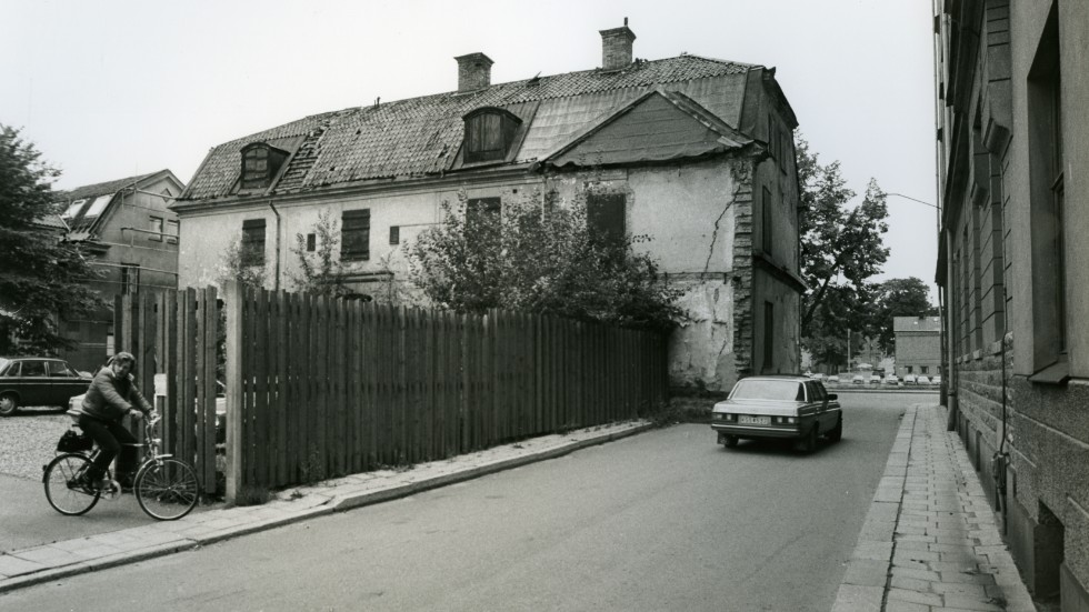 1979. Det Scheriniska-Adelswärdska huset kvarteret Gubben gör ett förfallet intryck. Ett år senare var fastigheten mycket riktigt jämnad med marken.