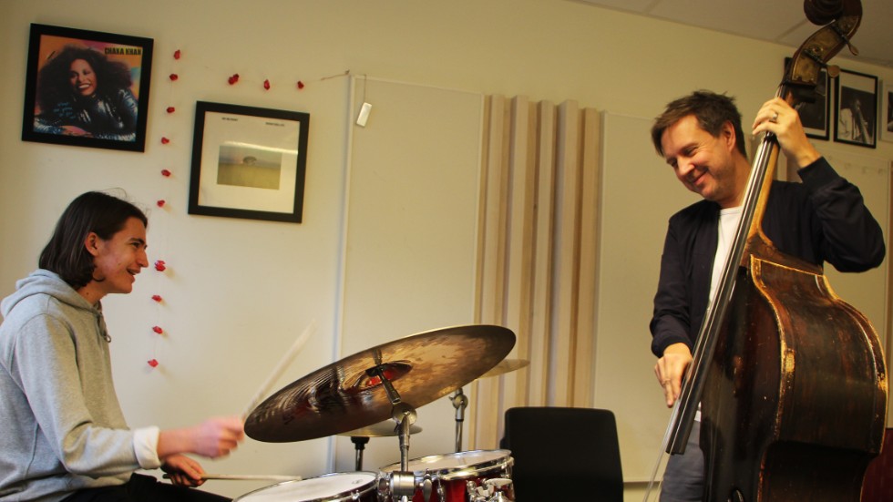 Spelglädje. Läraren Niclas Lindblom (till höger) och eleven Gustav Lind jammar loss i ett av De Geergymnasiets musikrum.