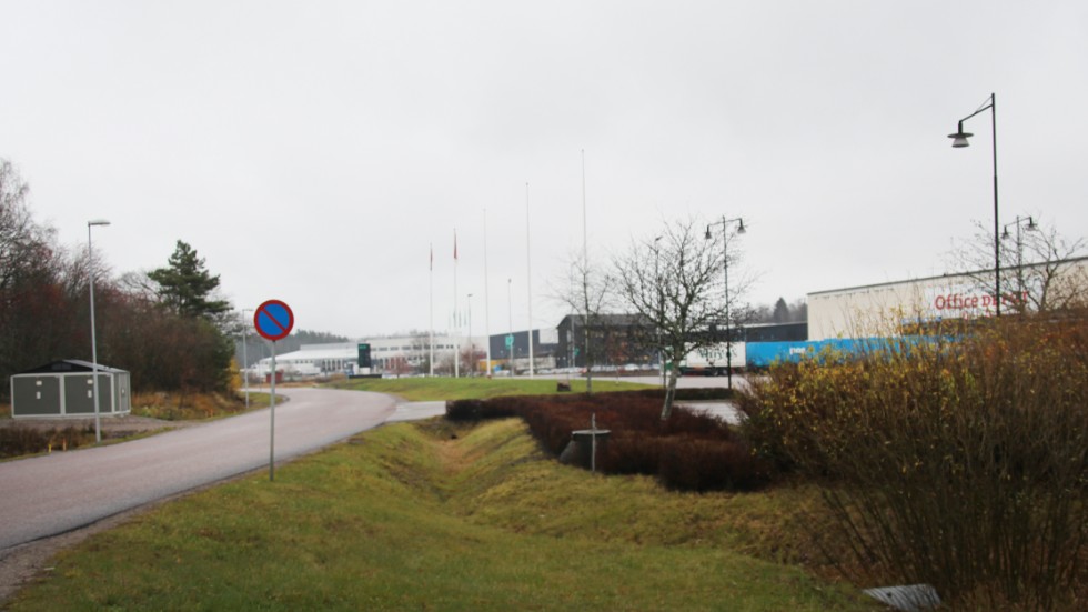 Fjädervägen leder till och från flera stora arbetsplatser i södra Strängnäs.