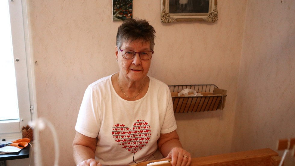 Ulla Lundbergs regnbågsfärgade stolor återfinns i stift över hela landet.
