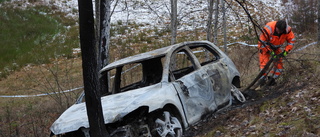 Uppgifter: Vapen hittade i utbränd bil