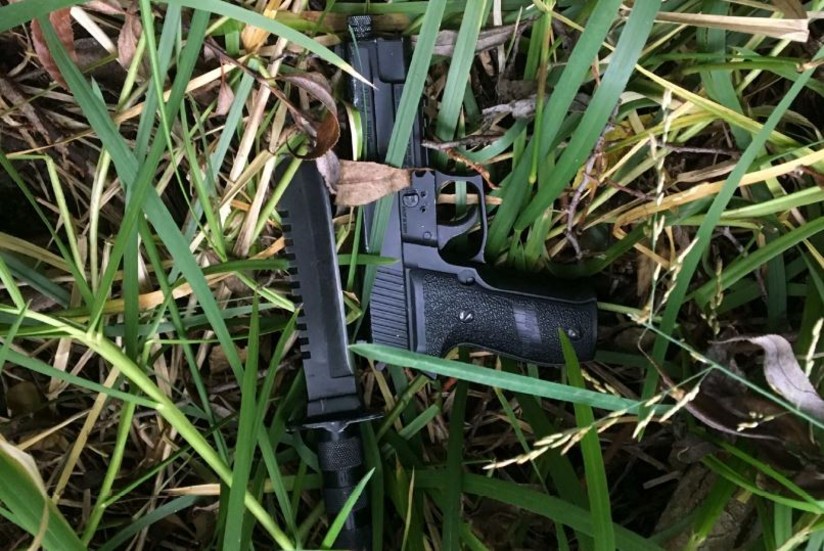 I anslutning till minigolfanläggningen hittade en kopia av en pistol och en kniv.